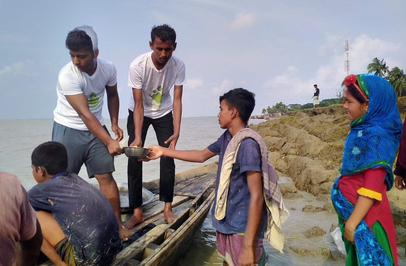 ঘূর্ণিঝড় রেমালের প্রভাবে ক্ষতিগ্রস্তদের মাঝে খাবার বিতরণ করল ফলন ফাউন্ডেশন